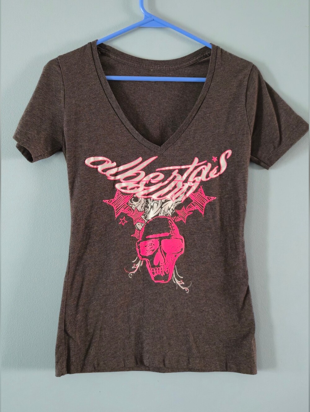 Dark Grey V-Neck Graphic Tee with Hot Pink Skull Print (extra small)